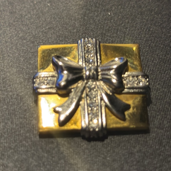 70's Brooch LCi Bow Box Shape Brooch Liz Claiborne Crystal Rhinestones - Picture 2 of 5